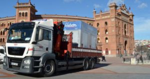 Trabajo grúa quiosco helado en Las Ventas cargado en camión