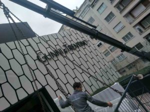 Trabajo grúa Gunni & Trentino fachada